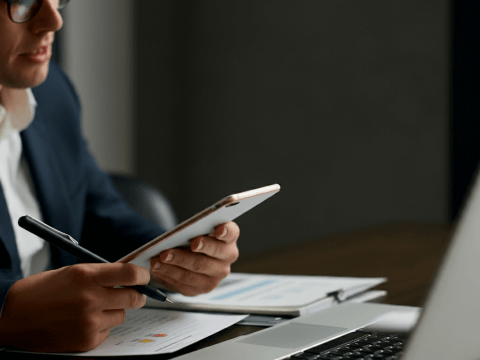 7 GOOD REASONS TO BRING AN IPAD TO YOUR BUSINESS MEETINGS